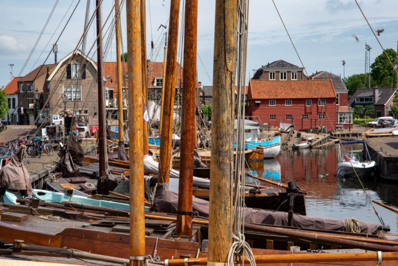 Close-up van de hoge houten masten van authentieke botters in de museumhaven van Spakenburg