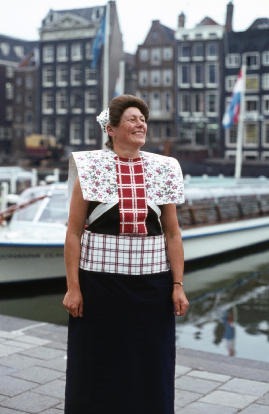 Vrouw in traditionele Spakenburgse klederdracht — een van de laatste plaatsen in Nederland waar dit dagelijks gedragen wordt