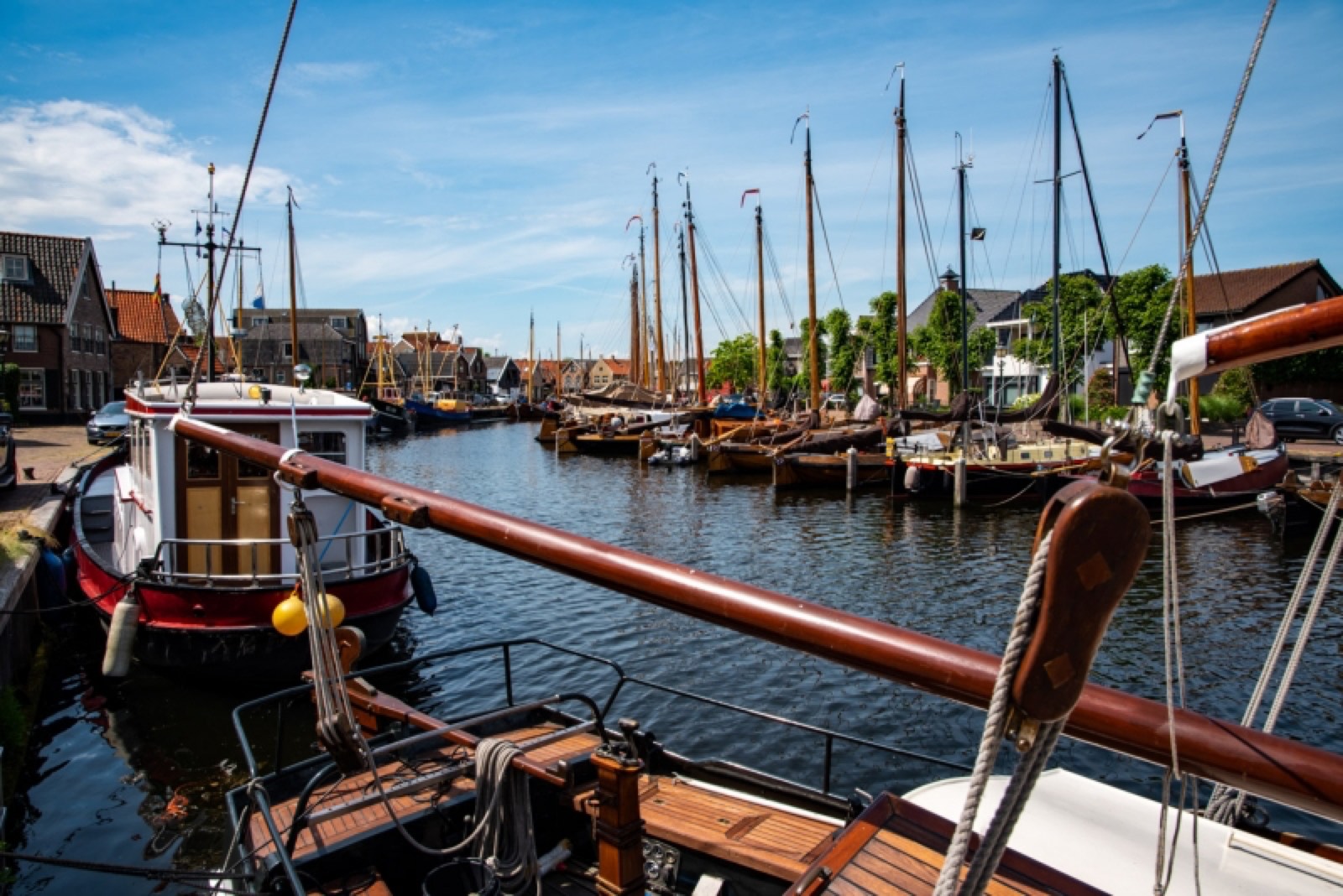 De museumhaven van Spakenburg met rijen authentieke botters aan de historische kade